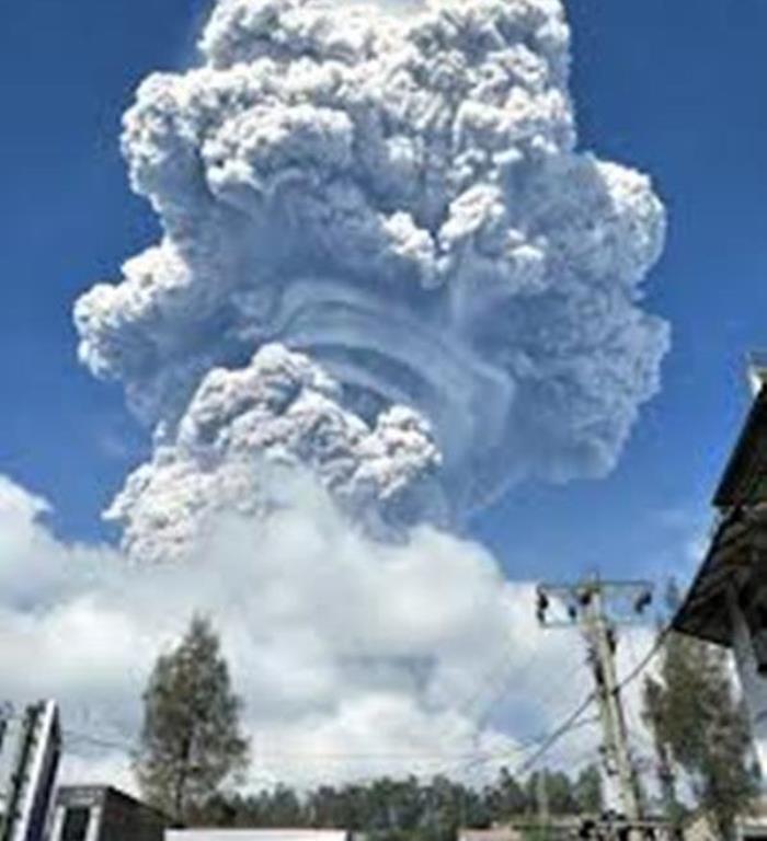 TANGKAPAN LAYAR: Gambar Gunung Sinabung yang meletus pada Juni 2018 sering diunggah di medsos dan disebut erupsi Gunung Raung pada Selasa (24/12).