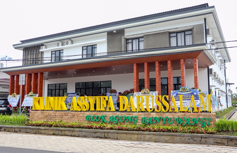 MEGAH: Gedung Klinik Assyifa Darussaalam Blokagung, Banyuwangi dengan dua lantai yang sudah mulai beroperasi Kamis (26/12).