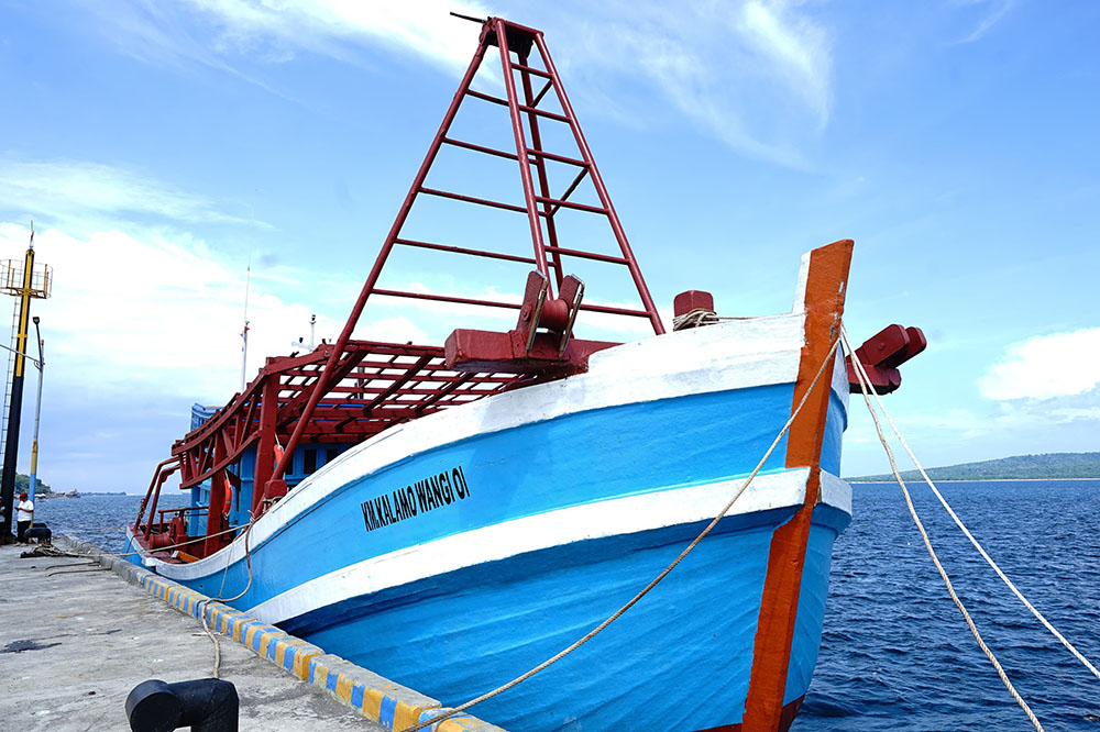 SIAP PAKAI: Salah satu unit kapal yang dihibahkan kepada nelayan Banyuwangi sandar di Pelabuhan Perikanan Masami Ketapang, Jumat (27/12).