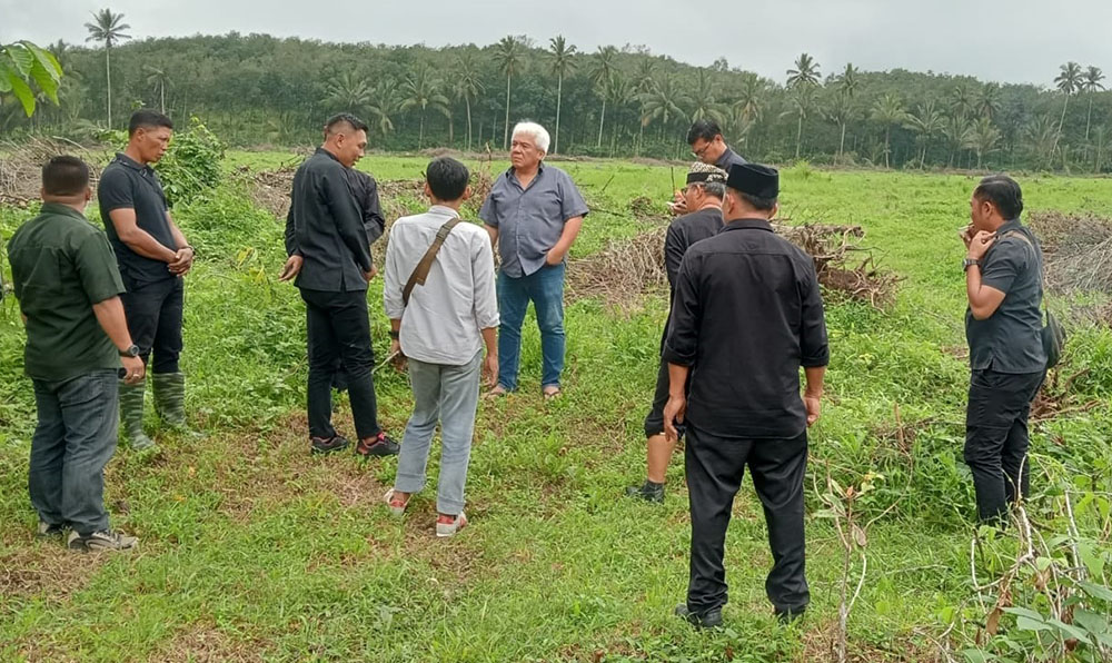 Tim gabungan dari BPBD, DLH, dan Dinas Pertanian Pangan menemui Direktur Perkebunan Kalibendo Candra Sasmita (rambut putih) di lahan yang telah dialihfungsikan menjadi tanaman hortikultura.