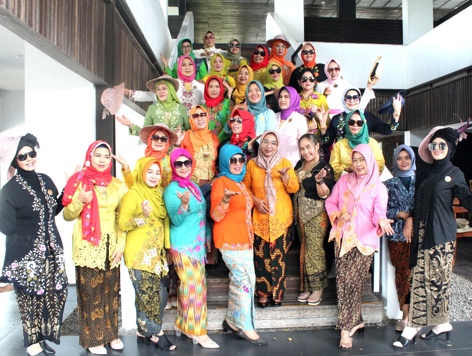 Anggota KKI Banyuwangi saat berfoto bersama dalam rangka memperingati Hari Ibu ke-96 di Bandara Banyuwangi Jumat (27/12).