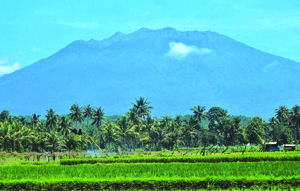 PASCA ERUPSI: Pantauan Gunung Raung setinggi 3.332 MDPL diambil dari persawahan Dusun Krajan, Desa Temuasri, Kecamatan Sempu terlihat normal, Jumat (27/12).