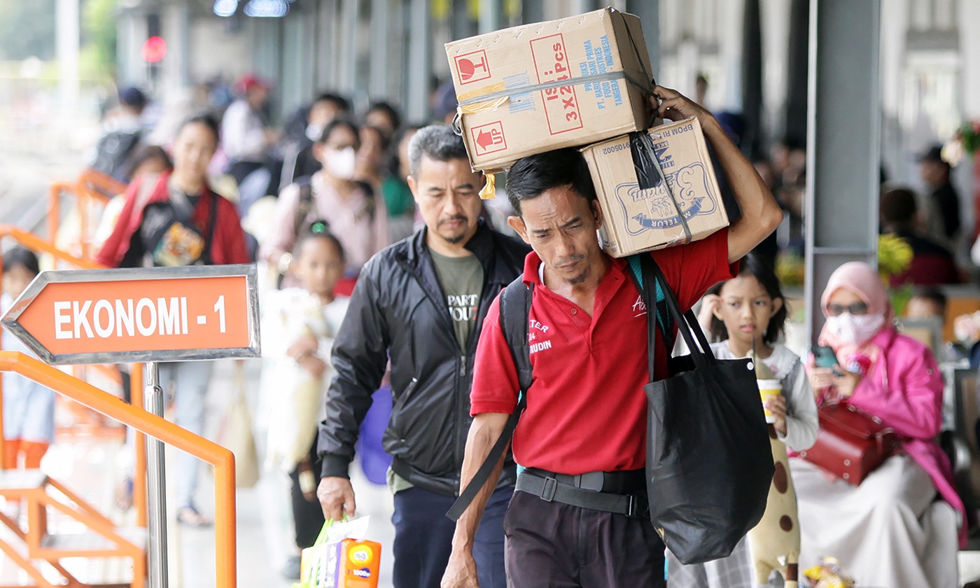 Petugas porter saat membawa barang penumpang di Stasiun Pasar Senen, Jakarta.