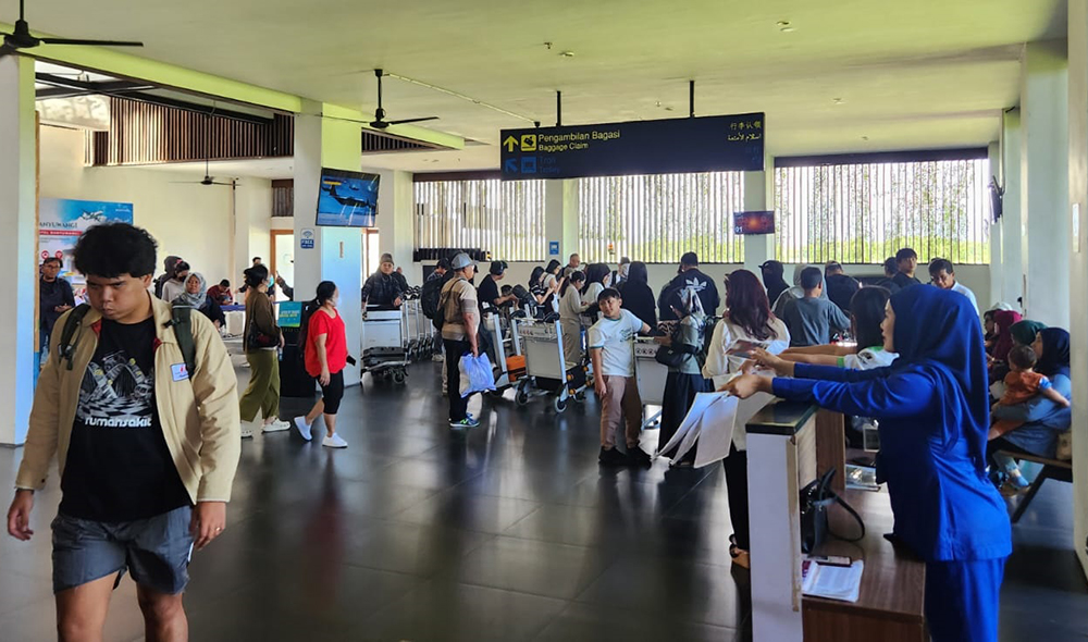Para calon penumpang di Bandara Banyuwangi, Sabtu (28/12).