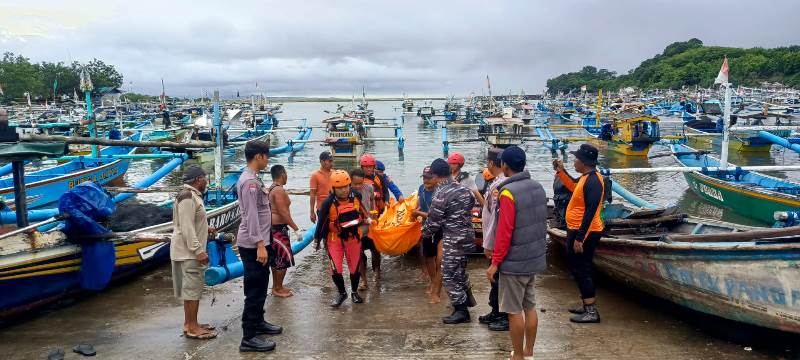 MENGENASKAN: Tim SAR mengevakuasi jenazah Bakri yang ditemukan sudah meninggal di Segoro Anakan, Dusun Grajagan Pantai, Desa Grajagan, Kecamatan Purwoharjo setelah dua hari hilang Minggu (29/12).