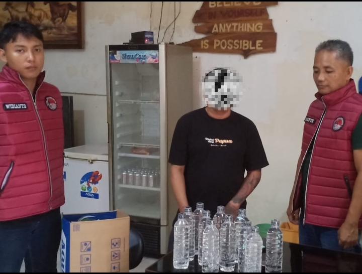 Polisi menindak penjual minuman keras (miras) ilegal di wilayah Pasar Sumber Ayu, Dusun Sumber Ayu, RT 01 RW 01, Desa Sumberberas, Kecamatan Muncar, Kabupaten Banyuwangi.