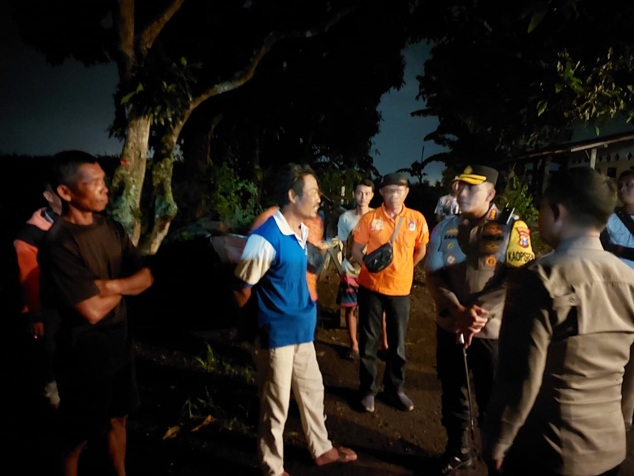 Kapolresta Banyuwangi Kombespol Rama Samtama Putra turun langsung ke Tegaldlimo mengamankan pelaku pengeroyokan yag menewaskan seorang remaja setempat, NH, Minggu malam (30/12).