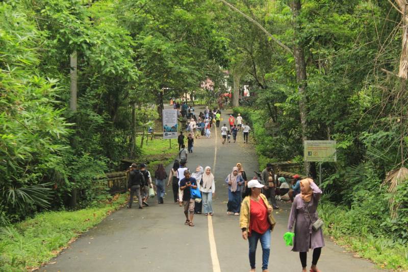 WISATA: Pengunjung mengunjungi Pantai Pancur di lokasi wisata TN Alas Purwo, Dusun Kutorejo, Desa Kalipait, Kecamatan Tegaldlimo Rabu (1/1).