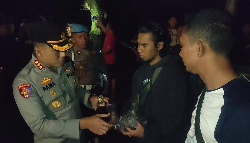 GERAK CEPAT: Kapolresta Banyuwangi Kombespol Rama Samtama Putra mendatangi lokasi penganiayaan yang menewaskan NH, 15, warga Desa Kedunggebang, Tegaldlimo, Sabtu (28/12).