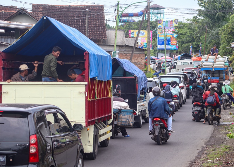MACET: Kepadatan pengguna jalan mengular sampai dua kilometer di jalur menuju wisata pemandian Umbul Pule di Dusun Gunungsari, Desa Sumbergondo, Kecamatan Glenmore Rabu (1/1)