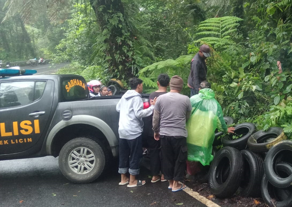 TERPENTAL: Aparat kepolisian bersama warga mengevakuasi korban kecelakaan tunggal di tikungan Sengkan Mayit pada Rabu (1/1).