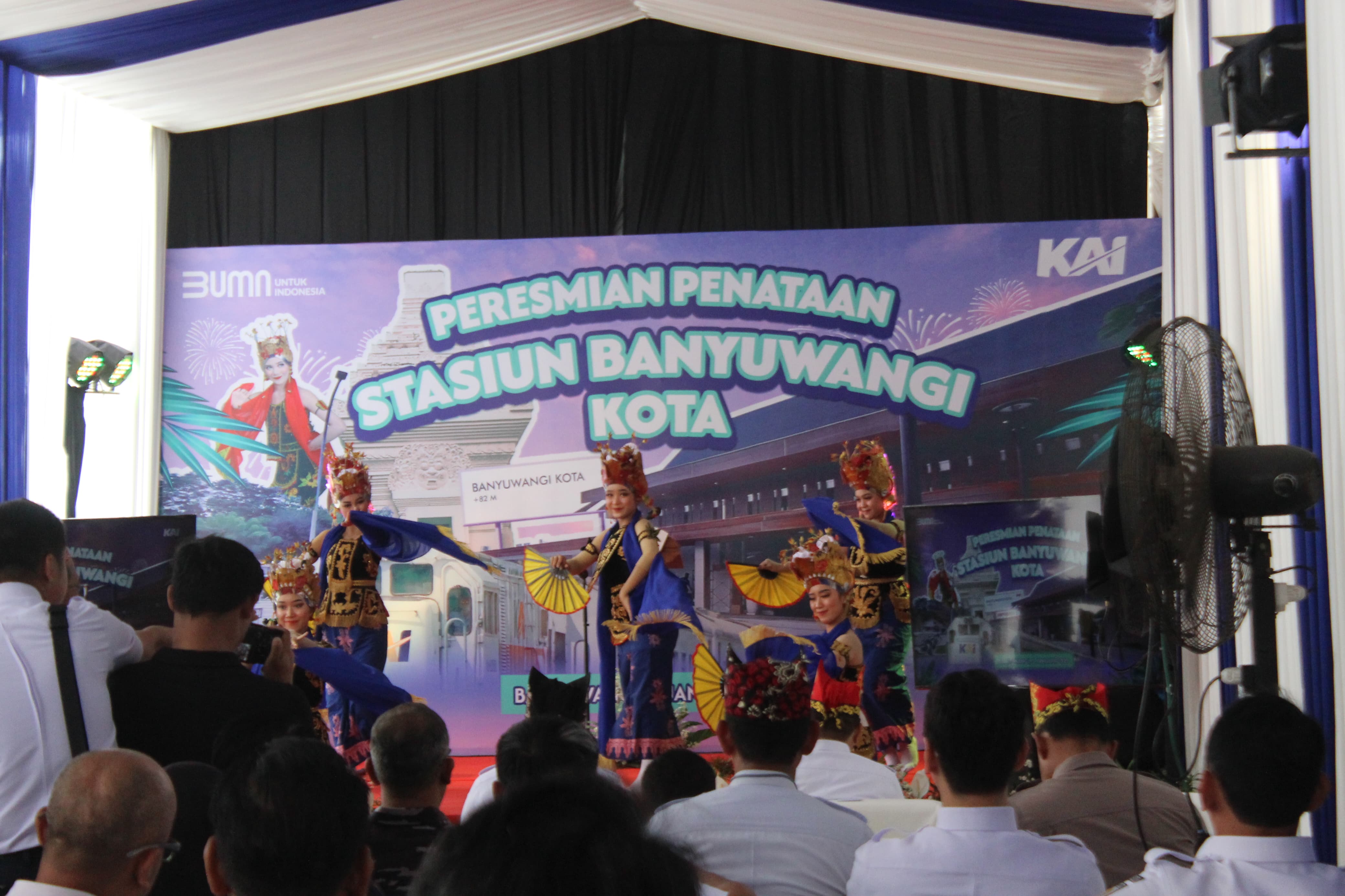 Tari Gandrung menyambut kedatangan Dirut KAI Didiek Hartantyo dalam Peresmian Penataan Stasiun Banyuwangi Kota, Jumat (3/1).
