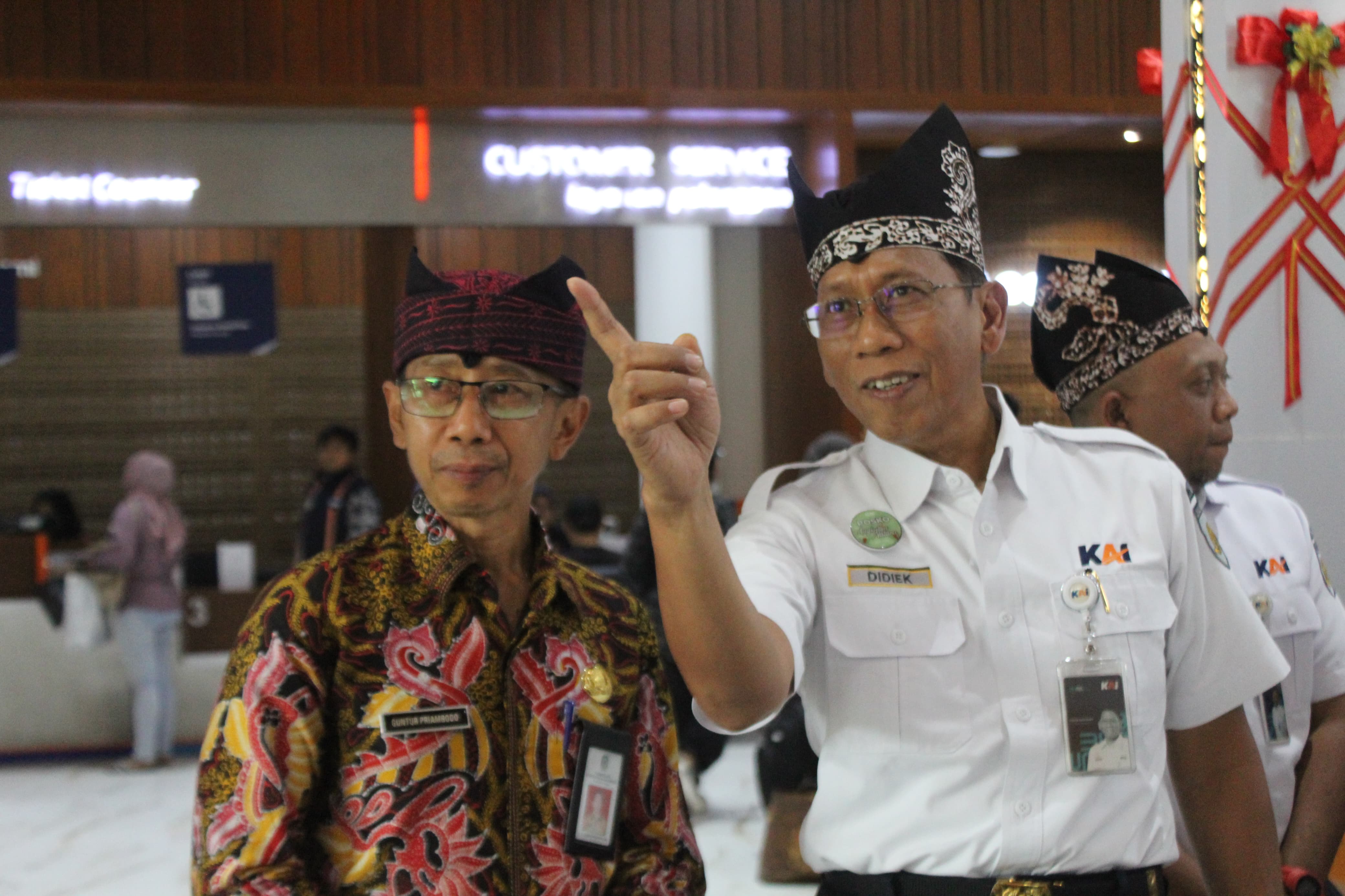 Dirut KAI Didiek Hartantyo bersama Pj Sekkab Banyuwangi Guntur Priambodo meninjau hasil penataan Stasiun Banyuwangi Kota, Jumat (3/1).