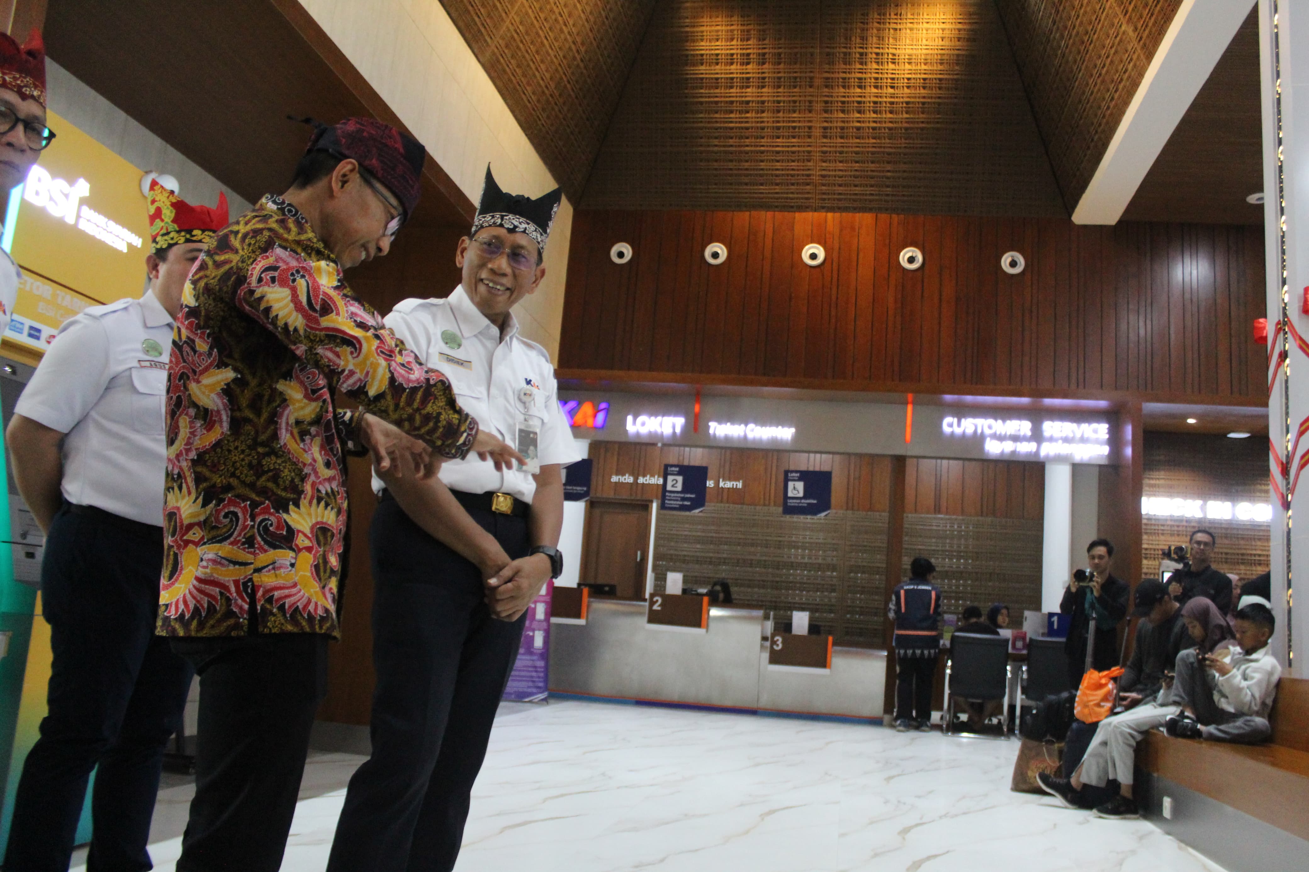 Dirut KAI Didiek Hartantyo meninjau hasil penataan Stasiun Banyuwangi Kota bersama Pj Sekkab Banyuwangi Guntur Priambodo, Jumat (3/1).