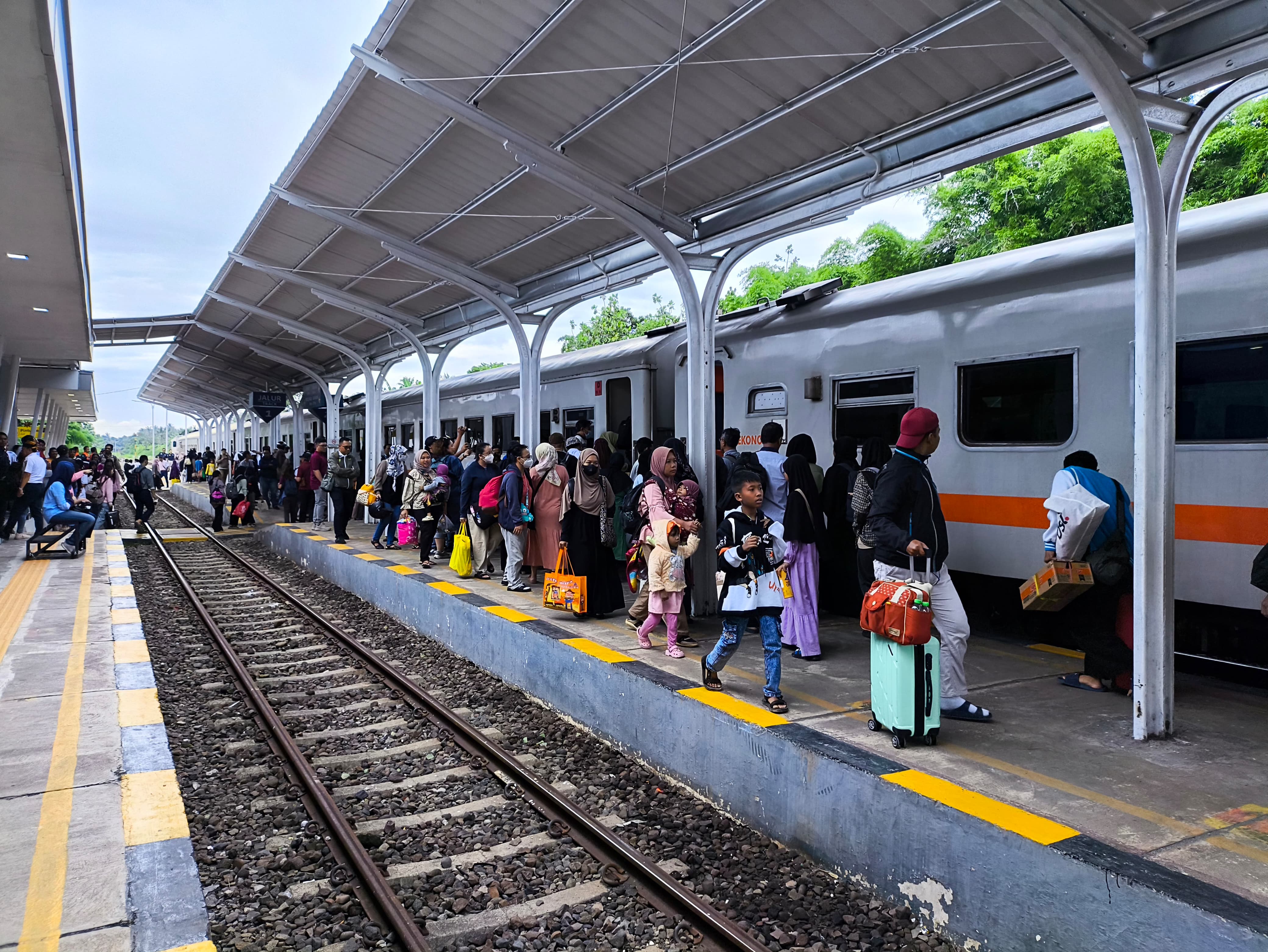 Penumpang kereta api memadati Stasiun Banyuwangi Kota, Jumat (3/1).