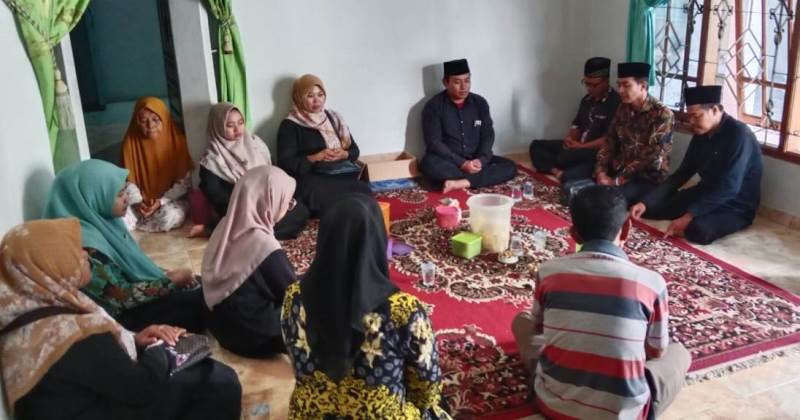TAKZIAH: Kepala MTs Miftahul Mubtadi&rsquo;in Muhammad Nur Ahsan (empat dari kanan) bersama para guru ditemuai orang tua NH di rumahnya Dusun/Desa Kedunggebang, Kecamatan Tegaldlimo kamis (2/1).