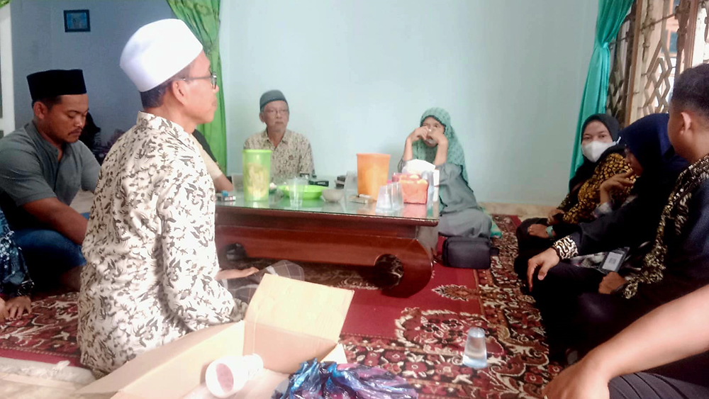 Tim Dinsos PPKB Banyuwangi mengunjungi rumah NH, korban pengeroyokan yang meninggal di Desa Kedunggebang, Tegaldlimo, Kamis (2/1).