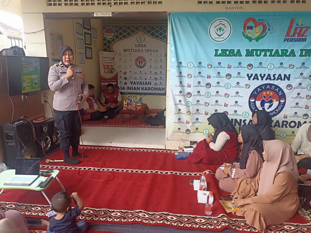 INTERAKTIF: Kanit Binkamsa Polresta Banyuwangi Ipda Ririn Nurfiah menyampaikan materi pentingnya peran keluarga dan lingkungan dalam mencegah perilaku negatif di kalangan remaja LKSA Mutiara Insan.