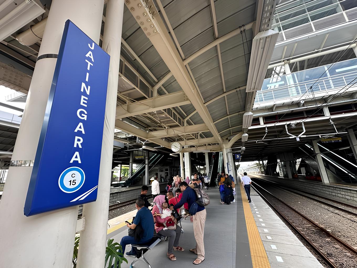KAI berlakukan BLB di Stasiun Jatinegara.