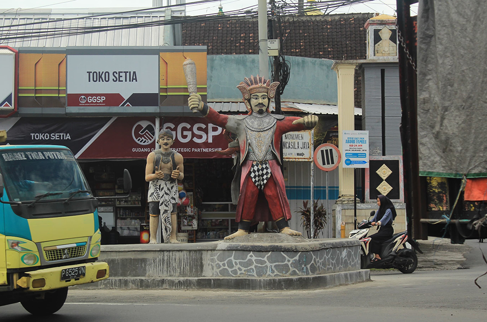 Patung Dayun Minak Jinggo yang sempat tumbang akibat ditabrak mobil Toyota Avanza sudah dibagun kembali di jalan simpang tiga Dusun Kepatihan, Desa/Kecamatan Cluring, Jumat