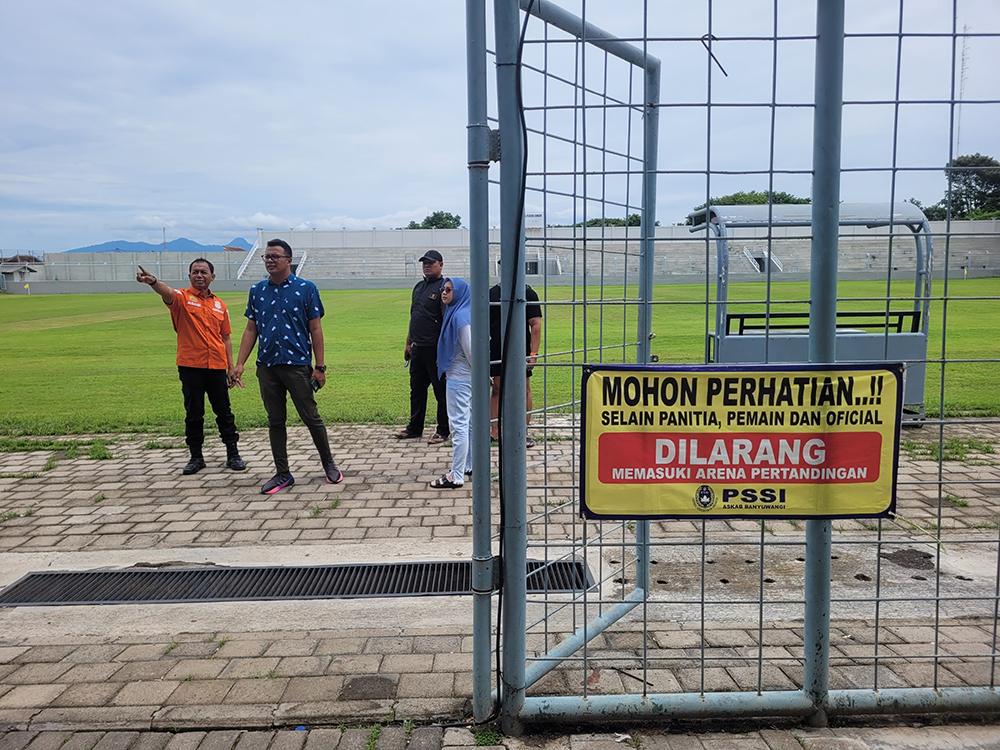 PENUHI STANDAR: Kasat Pamobvit Polresta Banyuwangi Kompol Subandi bersama tim melakukan asesmen di Stadion Diponegoro, Jumat (3/1).