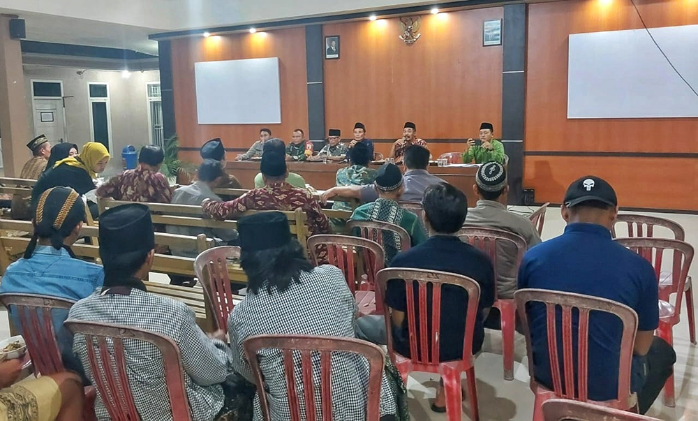 SEPAKAT: Musyawarah warga dan unsur Pemerintahan Desa Sukorejo, Kecamatan Bangorejo membahas penjaringan perangkat desa pada Kamis (2/1) malam.
