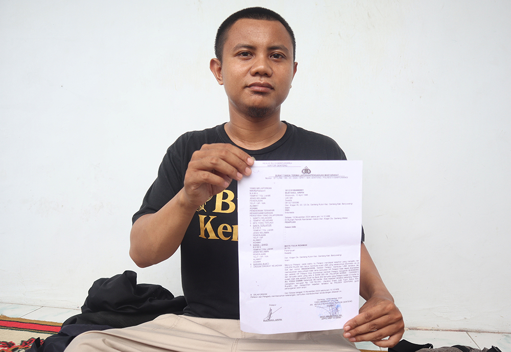 Bustanul Arifin menunjukkan Surat Tanda Terima Laporan/Pengaduan Masyarakat (STTLPM) dengan register STTLPM/165/XI/2024, Jumat (3/1).