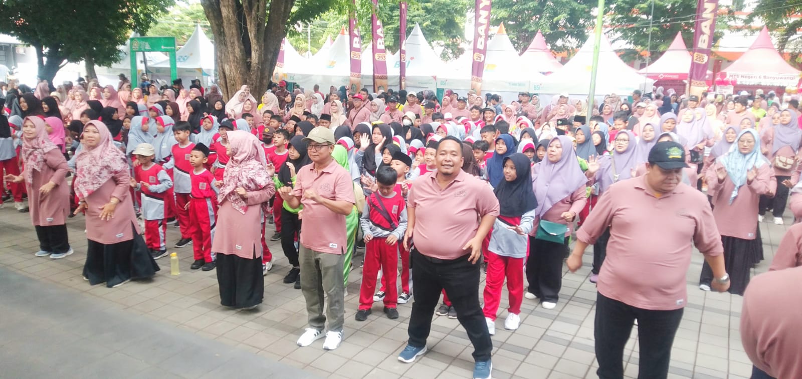 Keluarga Besar Kemenag Banyuwangi saat senam moderasi dalam rangkaian HAB ke-79 di Taman Blambangan, Sabtu (4/1).