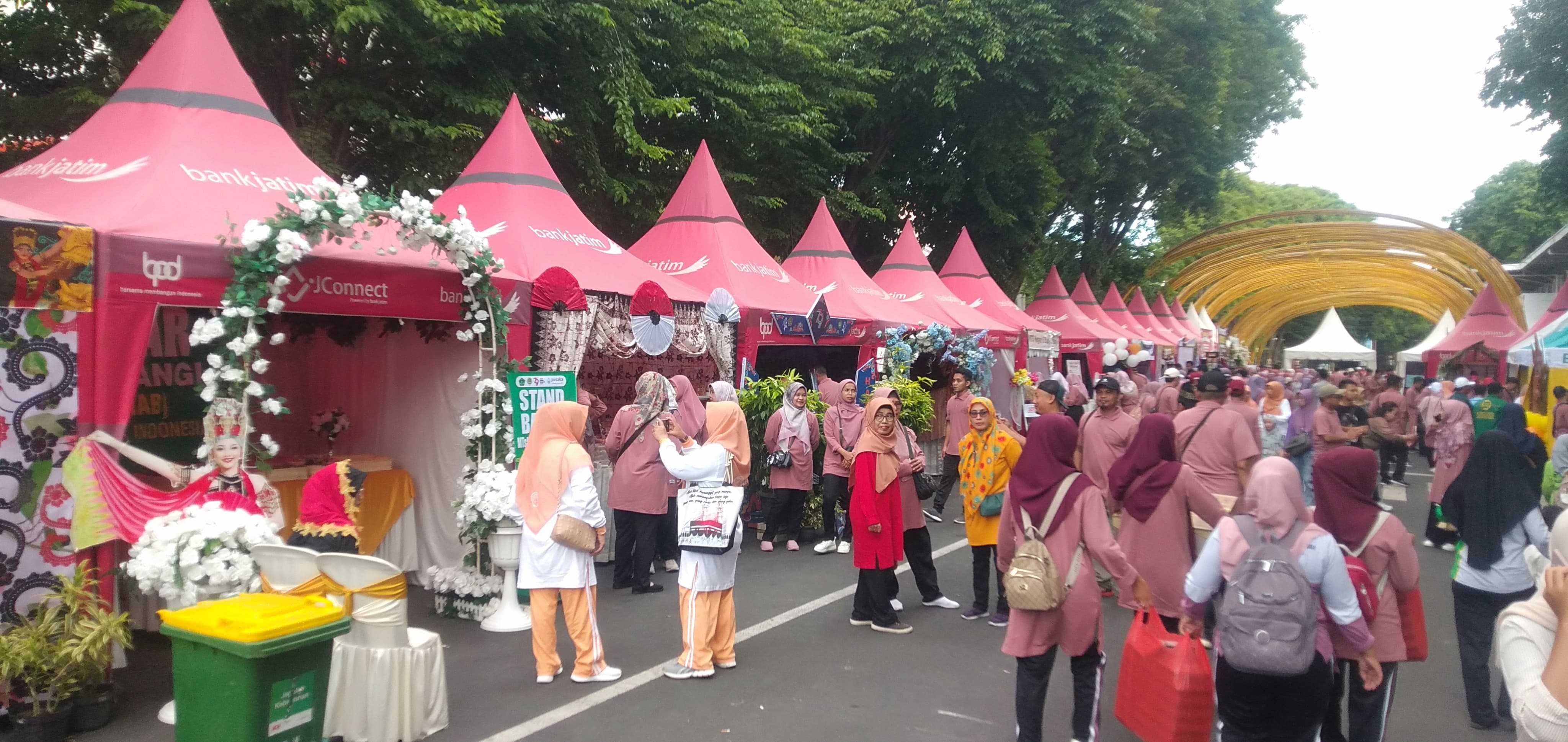 Puluhan stand bazar turut memeriahkan HAB ke-79.