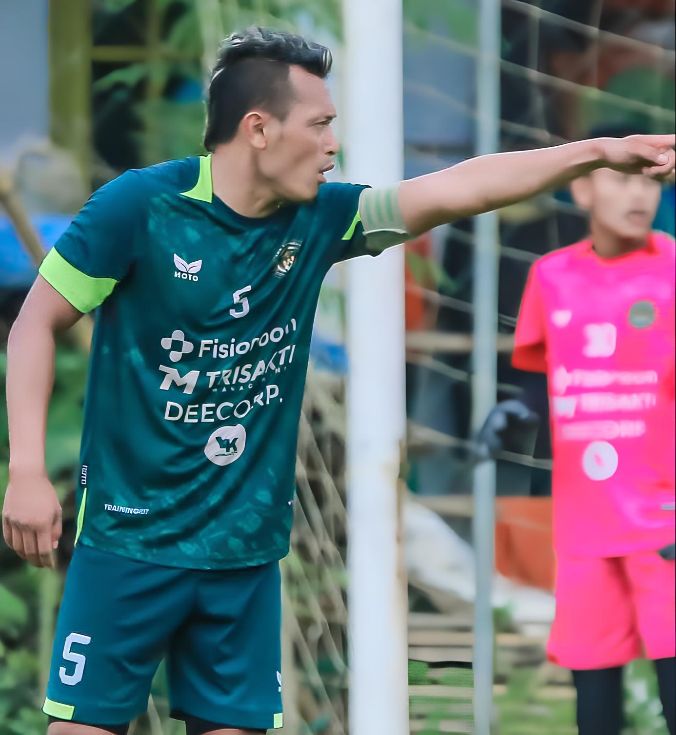 LINI BELAKANG" Decky Rolias Sandra menjadi andalan MItra Surabaya menggalang lini belakang timnya