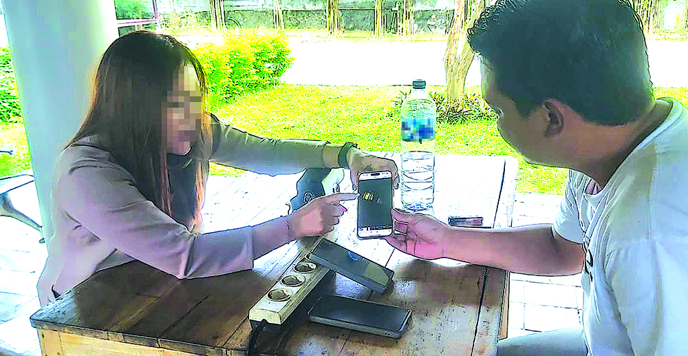 BUKTI DUGAAN KDRT: KR menunjukkan video kekerasan fisik yang diduga dilakukan oleh SA saat mengadu ke kantor Jawa Pos Radar Banyuwangi Minggu (5/1).