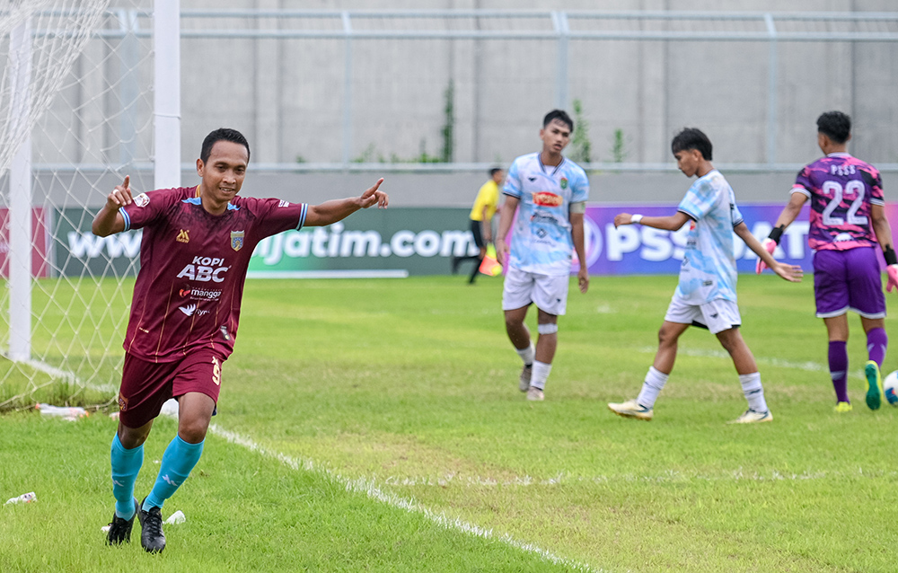 PESTA GOL: Yusuf Efendi melakukan selebrasi setelah mencetak gol ketiga Persewangi kontra PSSS di Stadion Diponegoro, Senin (6/1).
