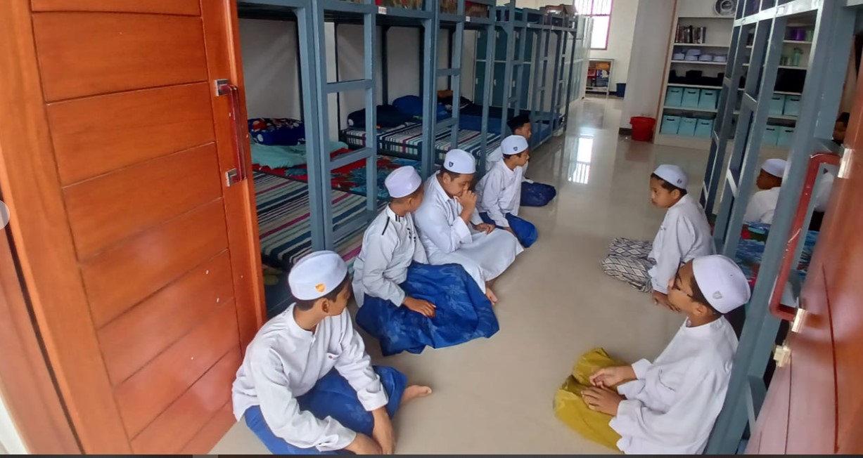 BERSIH: Santri di dalam kamar asrama Daar Al Ihsan di Pesantren Mabadiul Ihsan Karangdoro, Banyuwangi, Jawa Timur.