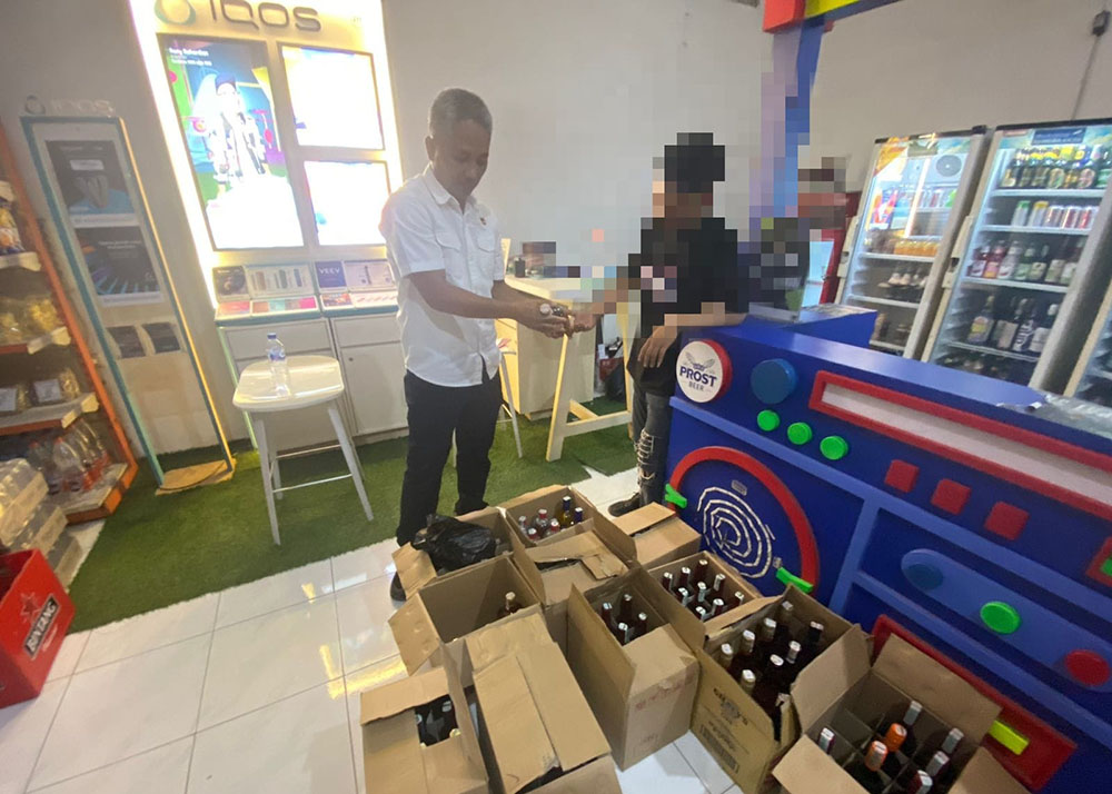 CEGAH KRIMINALITAS: Petugas mengamankan miras yang dijual secara ilegal di kawasan Jalan MT Haryono Banyuwangi pada Senin (6/1).