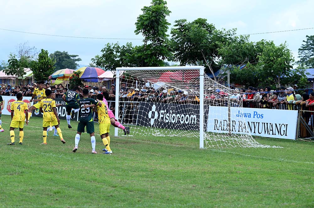 KEMELUT DI DEPAN GAWANG: Laga antara Mitra Surabaya melawan Persikapro di Lapangan Bima Sakti kemarin diwarnai pesta gol.