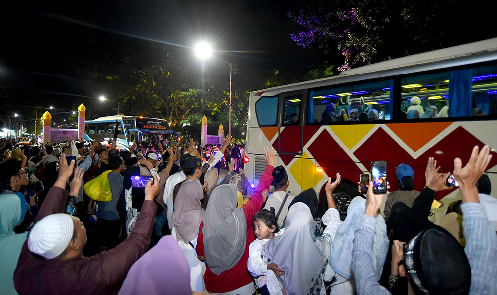 TAMU ALLAH : Para CJH 2024 diberangkatkan menuju Asrama Haji Sukolilo Surabaya dari depan kantor Pemkab Banyuwangi pada 26 Mei 2024 lalu.