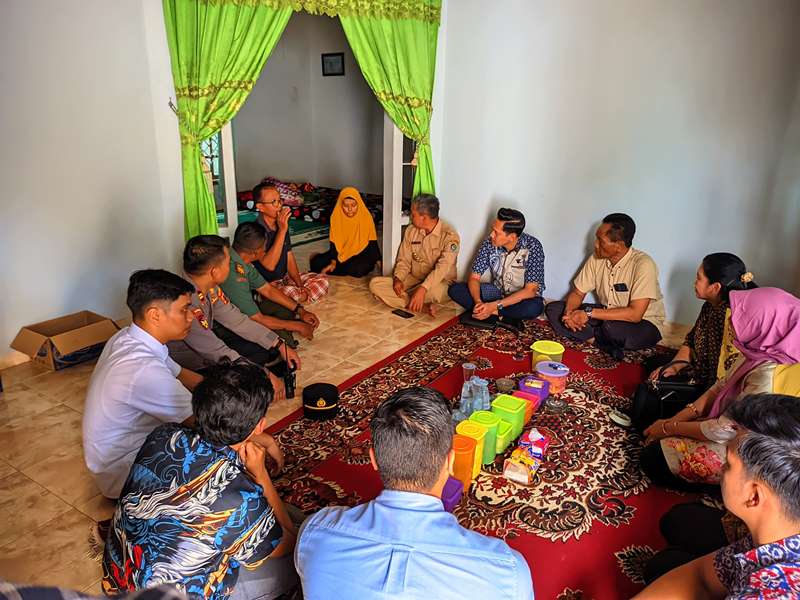 SILATURRAHMI: Ketua Komisi 1 DPRD Banyuwangi Marifatul Kamila bersama anggota, Kades Kedunggebang Abdul Rohman, Kapolsek Iptu Sadimun, dan Danramil Kapten Inf Gunoto berkunjung ke rumah NH.