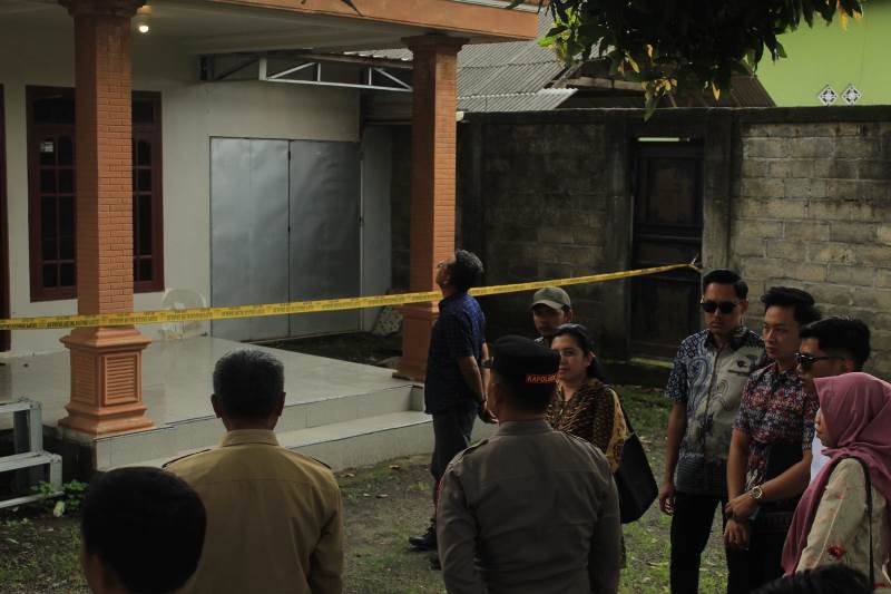 LOKASI PENGEROYOKAN: Ketua Komisi 1 DPRD Banyuwangi Marifatul Kamila bersama anggota, Kapolsek Tegaldlimo Iptu Sadimun, dan Danramil Tegaldlimo Kapten Inf Gunoto saat mendatangi rumah DH