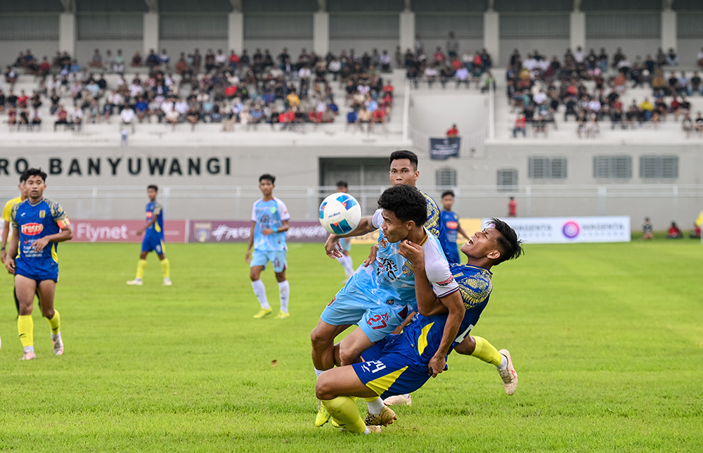TENSI TINGGI: Penyerang Persewangi Alfian Arfarid diganjal oleh pemain belakang BP Muselih Agil pada pertandingan Grup A Liga 4 Jatim di Stadion Diponegoro, Rabu (8/1).