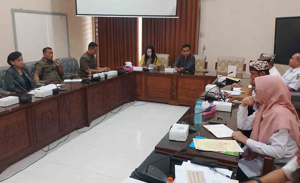 CARI SOLUSI: Komisi 4 DPRD Banyuwangi bersama SKPD membahas lahan gundul Perkebunan Kalibendo di ruang rapat Komisi 4 DPRD Banyuwangi, Rabu (8/1).
