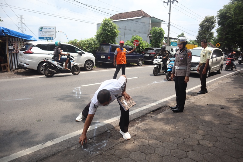 TKP: Anggota Unit Lantas Polsek Genteng olah TKP kecelakaan di Jalan Hasanuddin Rabu (8/1)