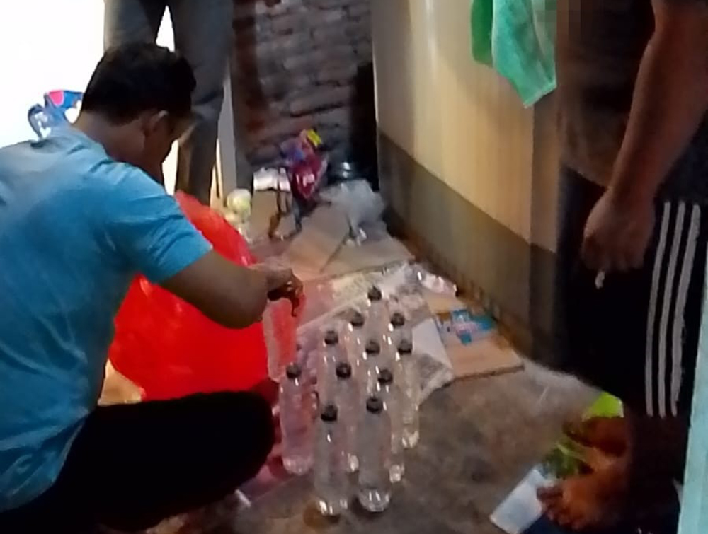 JAGA KAMTIBMAS: Petugas mengamankan miras jenis arak dari salah satu penjual di wilayah hukum Polresta Banyuwangi.