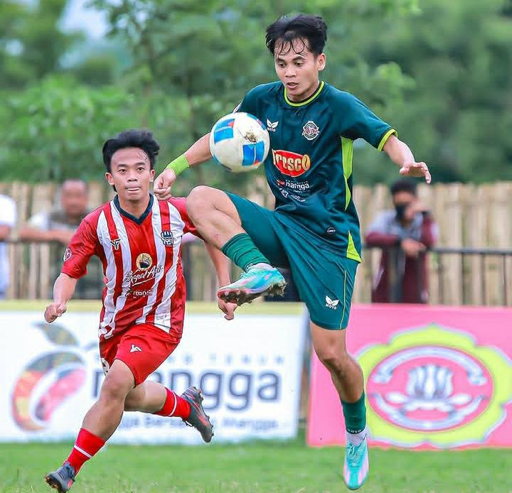 MELENGGANG: Mitra Surabaya menuntaskan perlawanan Persebo 1964 dengan setengah lusin gol