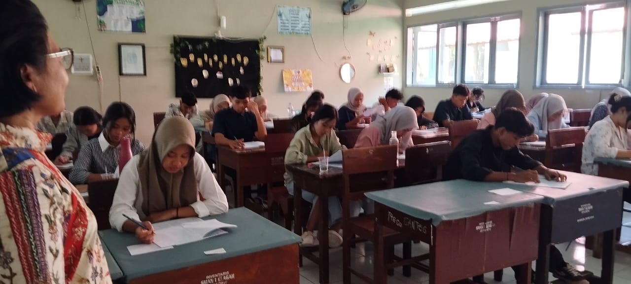 BEKAL MASA DEPAN : Siswa SMAN 1 Glagah tengah mengikuti ujian TOEFL di kelas masing masing Sabtu (11/1/2025) kemarin.