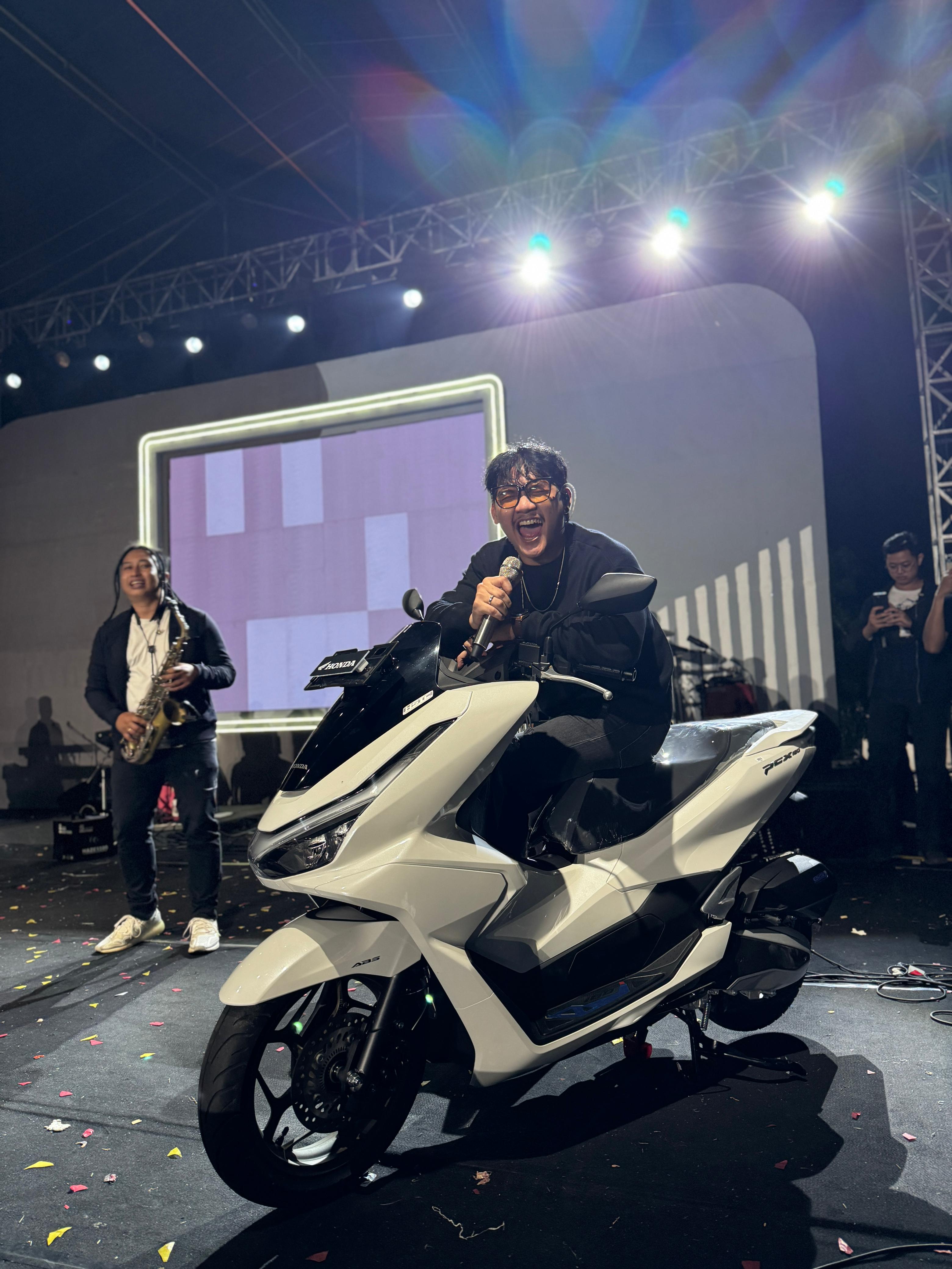 Gildcoustic memeriahkan launching New Honda PCX160 di Lapangan Maron, Genteng, Banyuwangi, Sabtu (11/1/2025).
