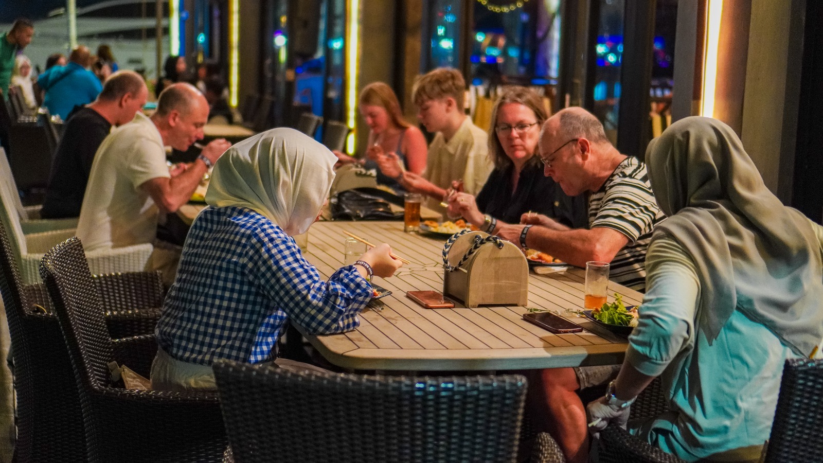 Pengunjung menikmati ragam kuliner di restoran BIYC.