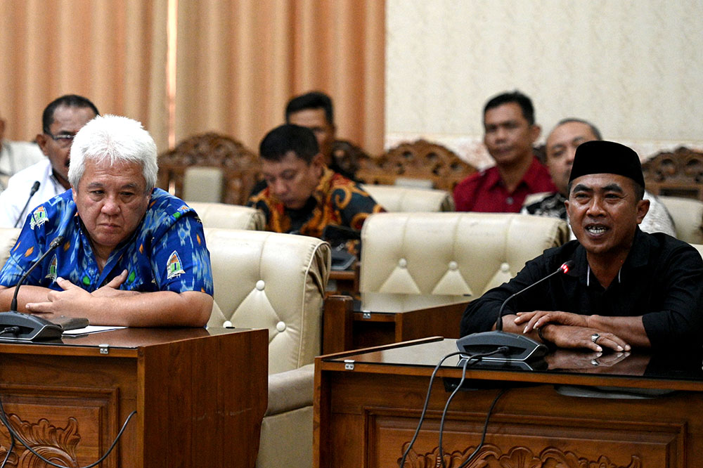Direktur PT Perkebunan Kalibendo Candra Sasmita (kiri) hadir dalam hearing alih fungsi komoditas di ruang rapat khusus DPRD Banyuwangi pada Jumat (10/1) lalu.
