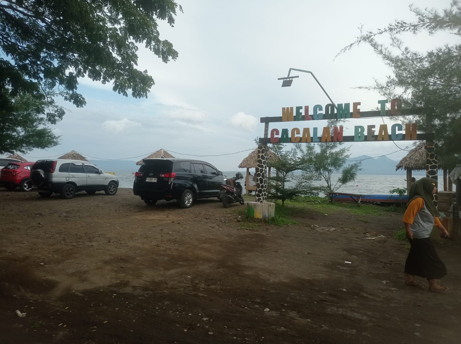 Pantai Cacalan Banyuwangi menyediakan banyak spot foto yang indah.