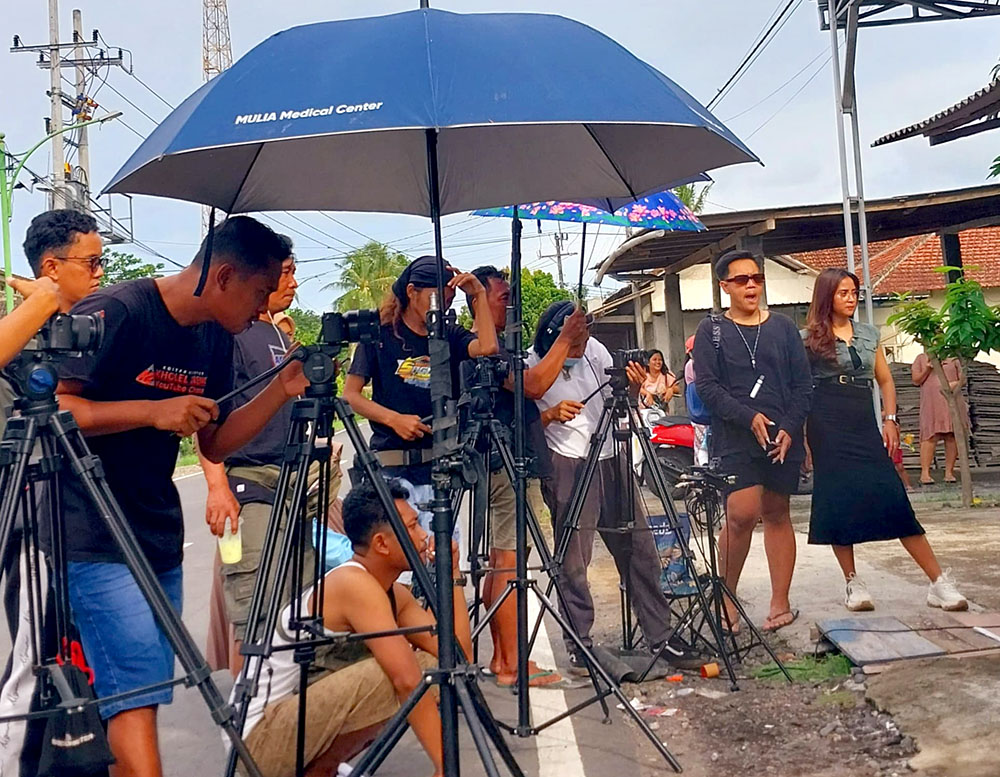 SYUTING FILM: Kru film Pencarian Cahaya mengambil tema dan latar di Desa Kalipait, Kecamatan Tegaldlimo, kemarin.