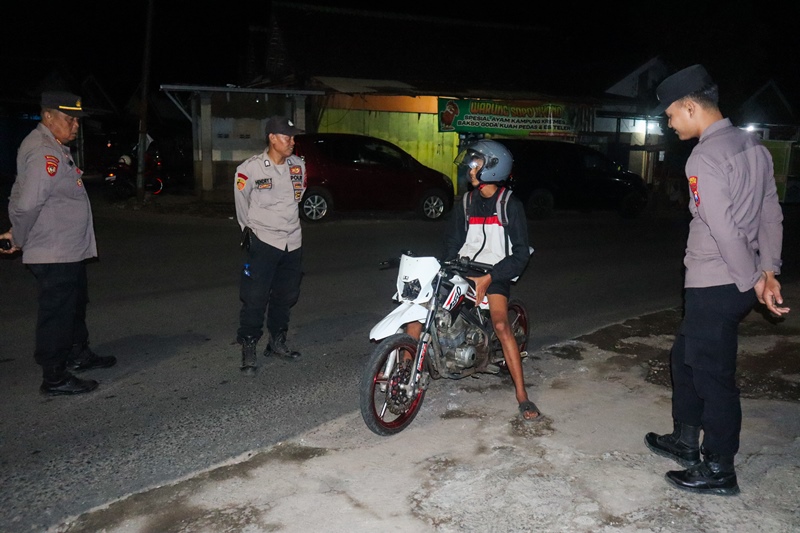 SKALA BESAR: Kapolsek Sempu AKP Nanang Wardhana bersama anggota menggelar patroli skala besar di tiga wilayahnya pada Minggu (12/1) dini hari